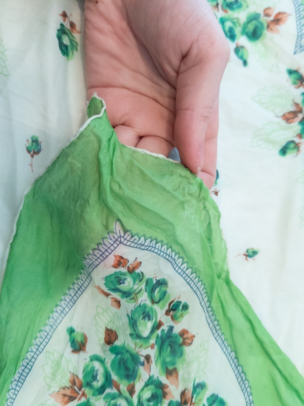 Vintage flower print silk scarf green flower print square scarf - Picture 4 of 6